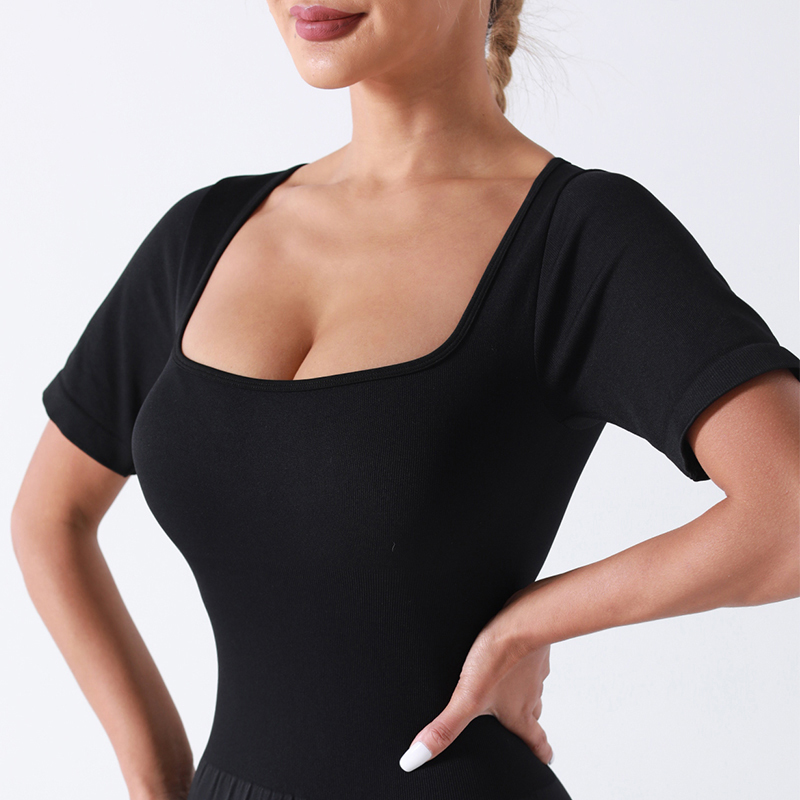 Sculpting One-Piece Sports Yoga Jumpsuit with Moisture-Wicking Fabric