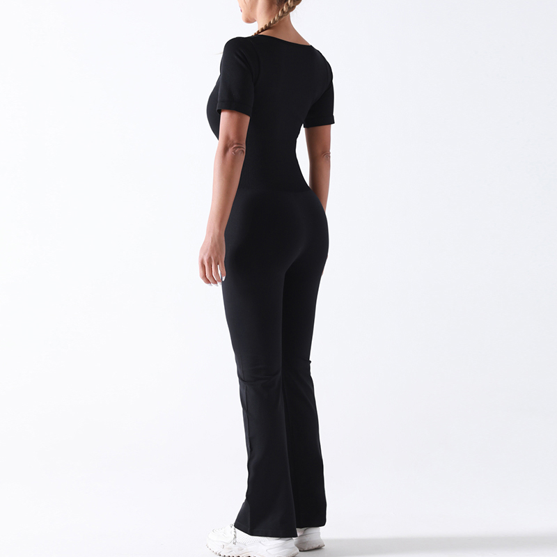 Sculpting One-Piece Sports Yoga Jumpsuit with Moisture-Wicking Fabric